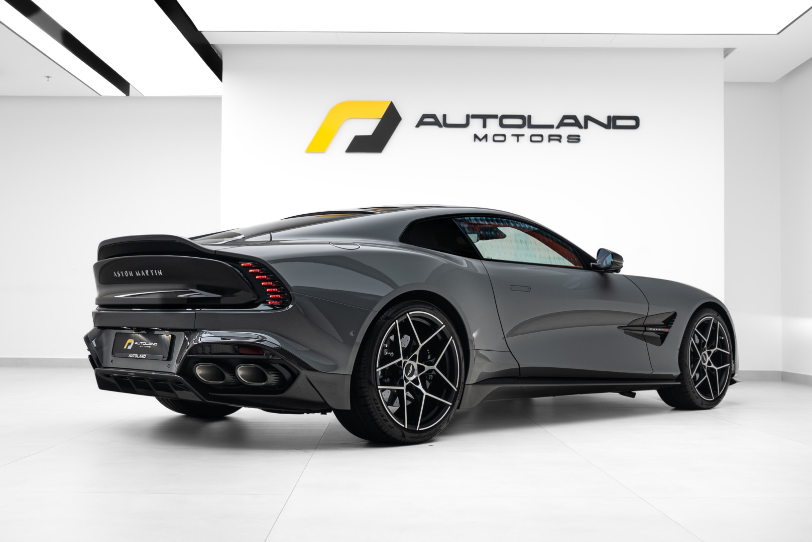 2025 ASTON MARTIN VANQUISH. FULL CARBON.